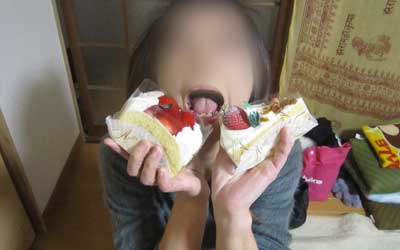 両手にケーキ