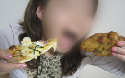 右手にはピザ、左手にはケンタッキー