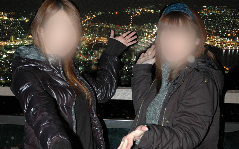 長崎の夜景をバックにデイトナのあさん,アンジュきょうかさん