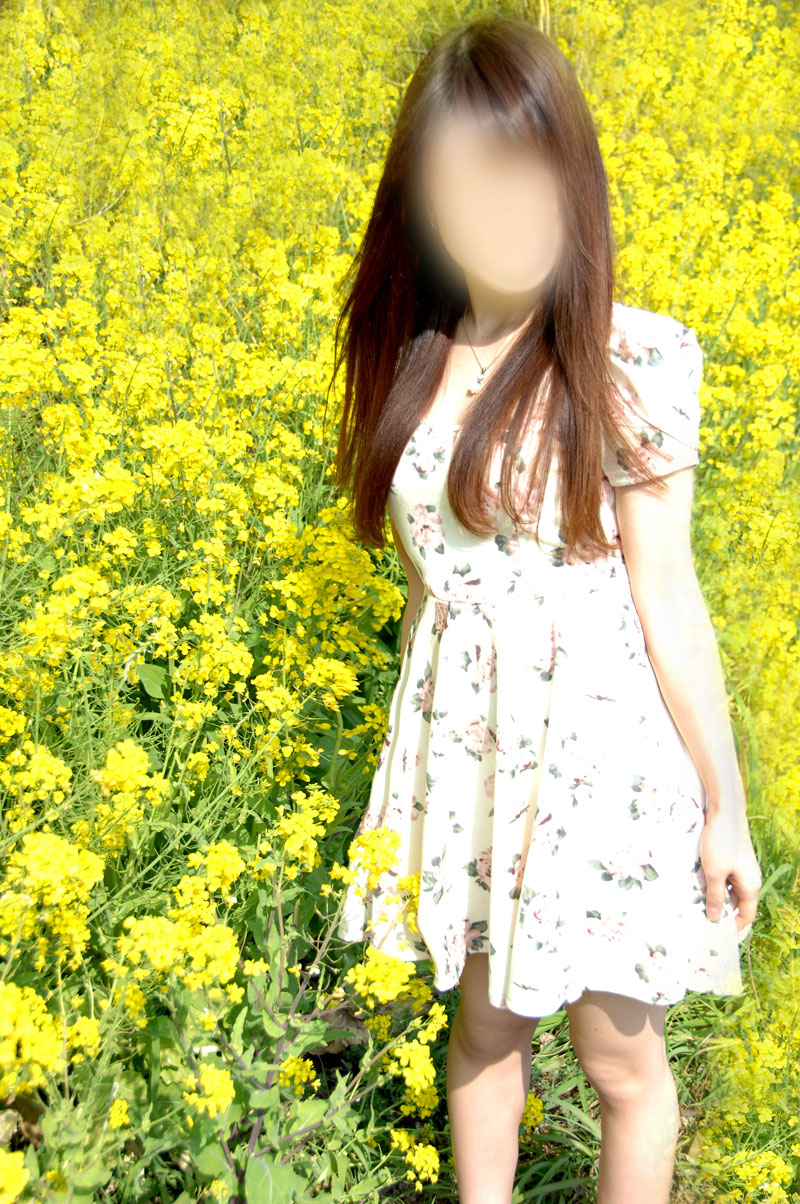 菜の花畑をバックに、ほのかさん