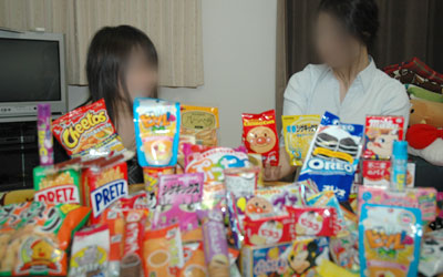 たくさんのお菓子と女の子たち
